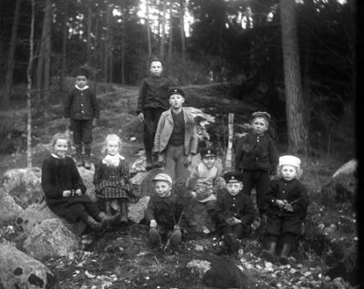 10 barn stående och sittande i skog
Nyckelord: Barnfotografi