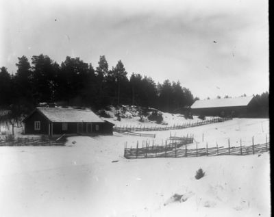 Vinterbild med stuga och inhägnader
Nyckelord: Gärdesgård Hus Ladugård