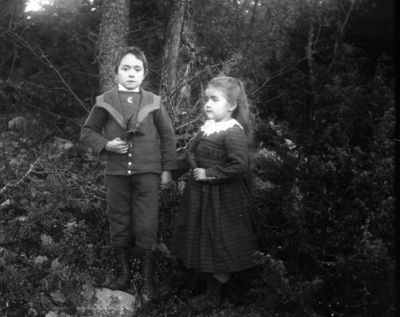 Pojke och flicka stående i skog
Nyckelord: Klänning Kostym