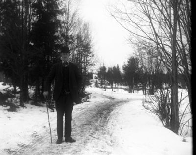 Man med käpp på snöig väg
Nyckelord: Snö Väg