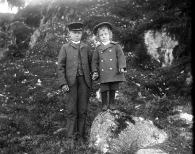 2 pojkar i bergsmiljö
Nyckelord: Kostym