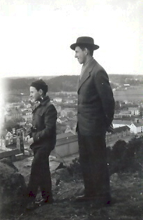 Man och pojke stående på berg
