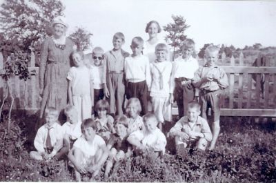 Skolklass med lärarinna
Nyckelord: Skolklass, Skolfoto, Skolfotografi,Klassfoto, Klassfotografi