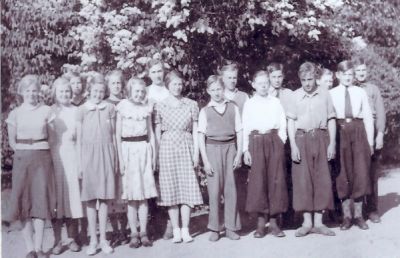 Skolklass med lärare på skolgård
Nyckelord: Skolklass, Klassfoto, Klassfotografi, Skolfoto, Skolfotografi