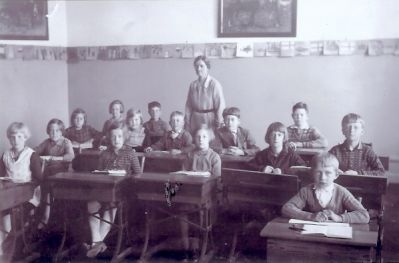 Skolklass med lärarinna
Nyckelord: Skolbänk Teckning