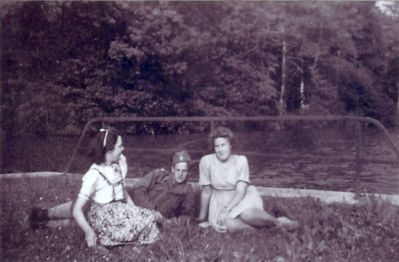 3 personer sittande invid vattendrag
Nyckelord: Uniform