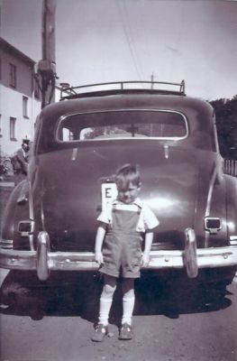 Pojke stående bakom bil
Nyckelord: Bil