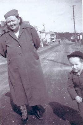 Kvinna och pojke på gata
