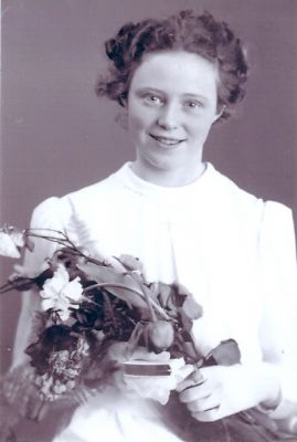 Flickkonfirmand
Nyckelord: Konfirmationsklänning