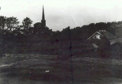 Kyrka och angränsande byggnad
Nyckelord: Gärdesgård