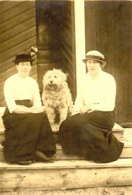 2 kvinnor och 1 hund sittande på trappa
Nyckelord: Hund