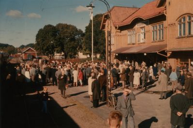 Folksamling på perrong
Nyckelord: Järnväg, Stationshus, Järnvägsstation