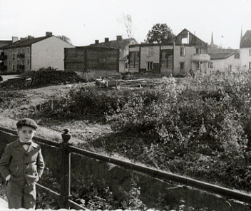 Pojke stående på bro
Nyckelord: Pojke Bro