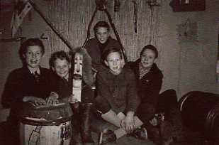 5 pojkar sittande på golvet i ett rum 
Nyckelord: Scouter