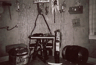 Ett rum med saker hängande på väggarna
Nyckelord: Scoutverksamhet