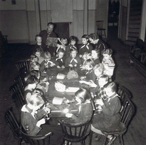 Man och uniformsklädda barn sittande runt ett bord
Nyckelord: Barnverksamhet Scoutförening Blåvingar