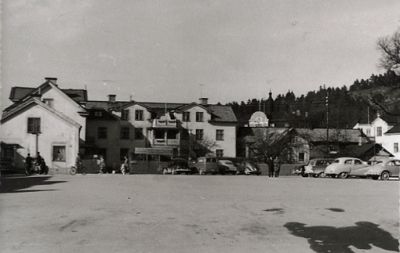 Öppen plats med hus och bilar i bakgrunden
Nyckelord: Hagatorget