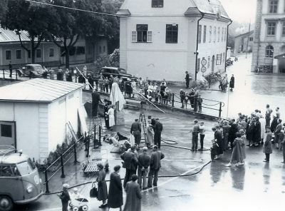 Folksamling på ett torg
Nyckelord: Filminspelning