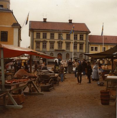 Marknad pågår på torg
Nyckelord: Marknad Filminspelning