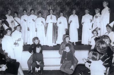 Lucia med följe
Nyckelord: Dräkt Lucia