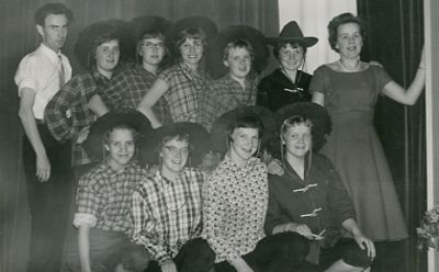 Man och kvinna stående bredvid 9 unga flickor i cowboyhatt
Nyckelord: Hatt Cowboy Cowboyhatt