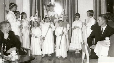 Barn gör ett luciaframträdande
Nyckelord: Lucia Tärna Stjärngosse