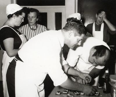 3 män och 2 kvinnor arbetar i kök
Nyckelord: Matlagning Matlagningskurs