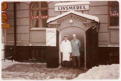 2 män stående vid ingång till butik
Nyckelord: Affär Affärsinnehavare Affärsbiträde