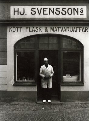 Man stående framför affärsbyggnad
Nyckelord: Kötthandel, Fiskhandel, Affär