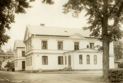 Byggnad belägen utmed gata
