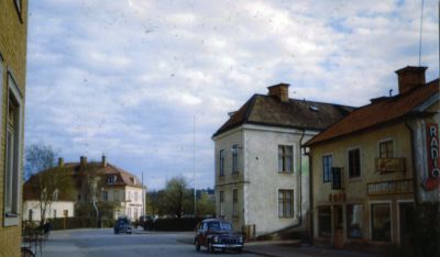 Bebyggelse vid en gata 
Nyckelord: Affärsgata, Hus, Byggnader