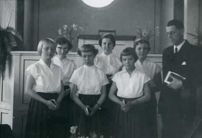 Ett antal konfirmander och präst
Nyckelord: Konfirmation 