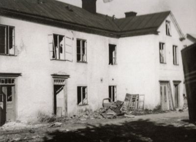 Ett stort vitt hus
Nyckelord: Hus, Bostad, Villa