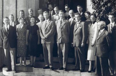 Ett antal män och kvinnor stående på en trappa
Nyckelord: Lärarkollegium, Lärare