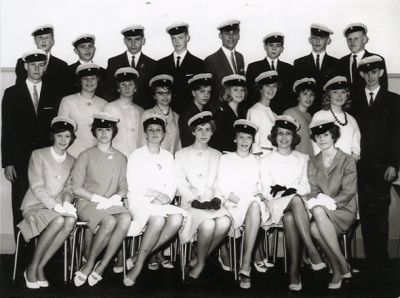 Ett antal ungdomar sittande och stående med realmössor på sig
Nyckelord: Avgångsklass, Realexamen 