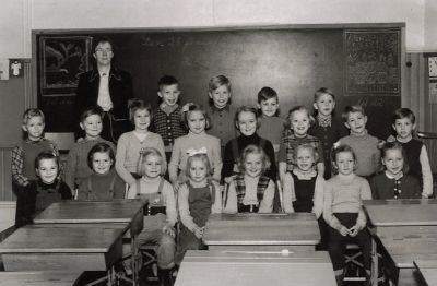 Kvinna och barn sittande och stående i skolsal
Nyckelord: Skolsal, Klassrum, Elever, Skolklass, Skolfotografi, Klassfotografi 