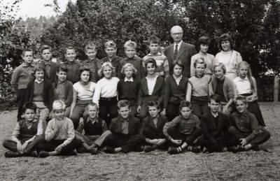 Man och ett antal barn sittande och stående utomhus
Nyckelord: Elever, Skolklass, Skolfotografi, Klassfotografi