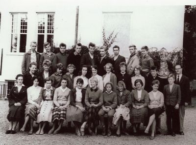Man och ungdomar sittande och stående på skolgård
Nyckelord: Elever, Skolklass, Realskola, Klassfotografi