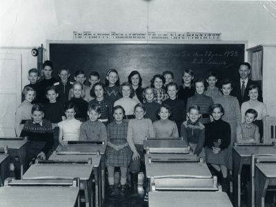 Man och ett antal barn sittande och stående i skolsal
Nyckelord: Skolsal, Klassrum, Elever, Skolklass, Skolfoto, Skolfotografi, Klassfoto, Klassfotografi
