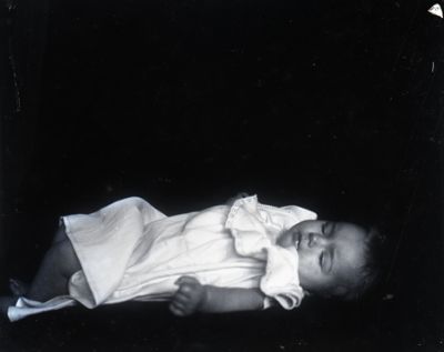 Baby liggande på marken
