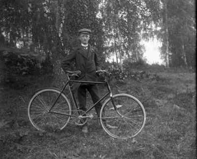 Man stående med cykel
Nyckelord: Cykel Dräkt