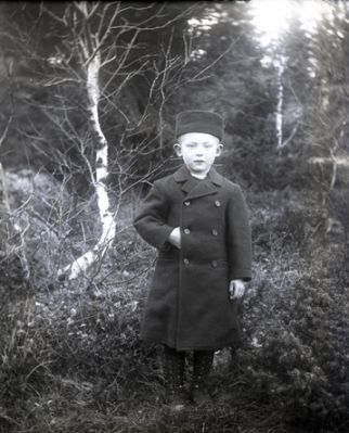 Pojke stående i skogen
Nyckelord: Dräkt