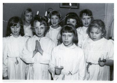 Flickor i luciatåg
Nyckelord: Lucia Tärnor Luciatåg