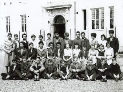 Elever samlade framför skola
Nyckelord: Elever Skolbyggnad Skolklass Skolfoto Skolfotografi Klassfoto Klassfotografi