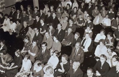 Kvinnor, män och barn samlade i lokal
Nyckelord: Publik