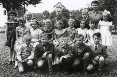 Skolbarn och lärare samlade utomhus
Keywords: Elever Skolklass Skolfoto Skolfotografi Klassfoto Klassfotografi