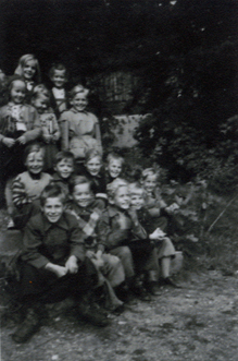 Skolklass fotograferad utomhus
Nyckelord:  