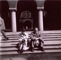 Man och kvinna sittande på en trappa
Nyckelord: Skolresa Trappa