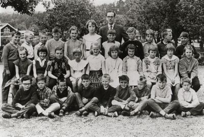 Skolklass med lärare i bakgrunden fotograferade utomhus
Nyckelord: Elever Skolklass Skolfoto Skolfotografi Klassfoto Klassfotografi