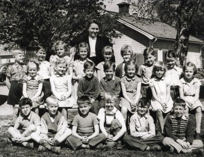 Skolklass och lärarinna fotograferade utomhus
Nyckelord: Skolfoto Skolfotografi Klassfoto Klassfotografi